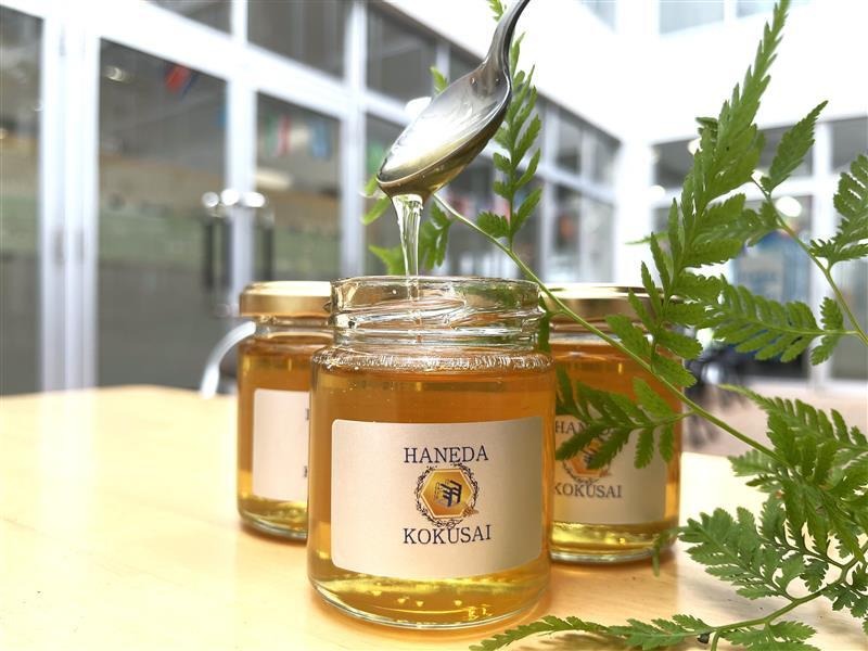 生徒が採蜜、瓶詰めしたハチミツ。ラベルデザインも生徒が担当